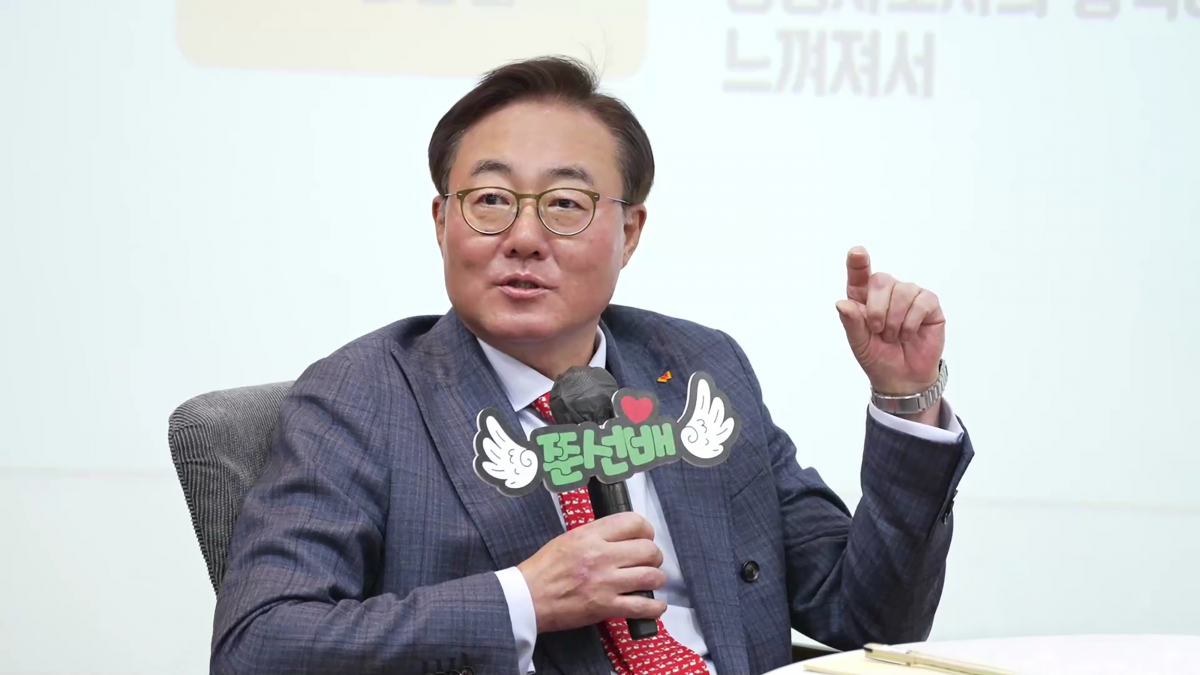 ▲김준 SK이노베이션 부회장이 17일 서울 종로구 SK서린빌딩에서 열린 ‘신입사원과의 대화’에서 신입사원들과 다양한 이야기를 나누고 있다. (사진제공=SK이노베이션)