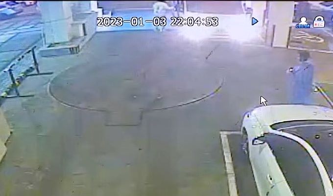 ▲3일 인천 중구 인천국제공항에 입국해 코로나19에 확진된 40대 중국인 A씨가 호텔 격리를 거부하고 차량에서 내려 도주하고 있다. 차량에서 흰색 옷을 입고 내리는 사람이 A씨. (뉴시스)