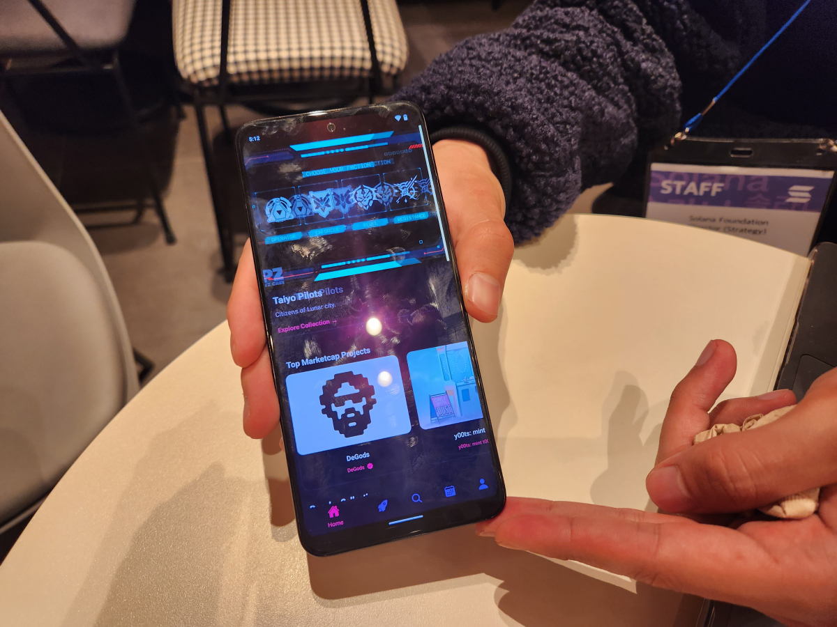 ▲톰 리 솔라나 재단 전략 총괄이 16일 직접 사용 중인 솔라나 디앱에 특화된 스마트폰 '사가'를 소개하고 있다. (안유리 기자 inglass@)