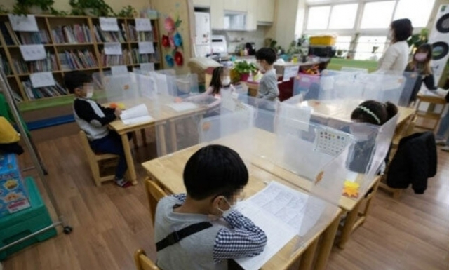 ▲초등학생들이 정규수업 후 돌봄교실에서 여러 학습과 활동을 하고 있다. (연합뉴스)