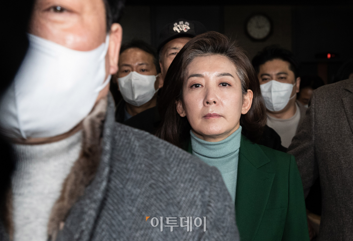 ▲나경원 전 의원이 25일 여의도 국민의힘 중앙당사에서 전당대회 불출마 기자회견을 끝낸 뒤 이동하고 있다.  (조현호 기자 hyunho@)