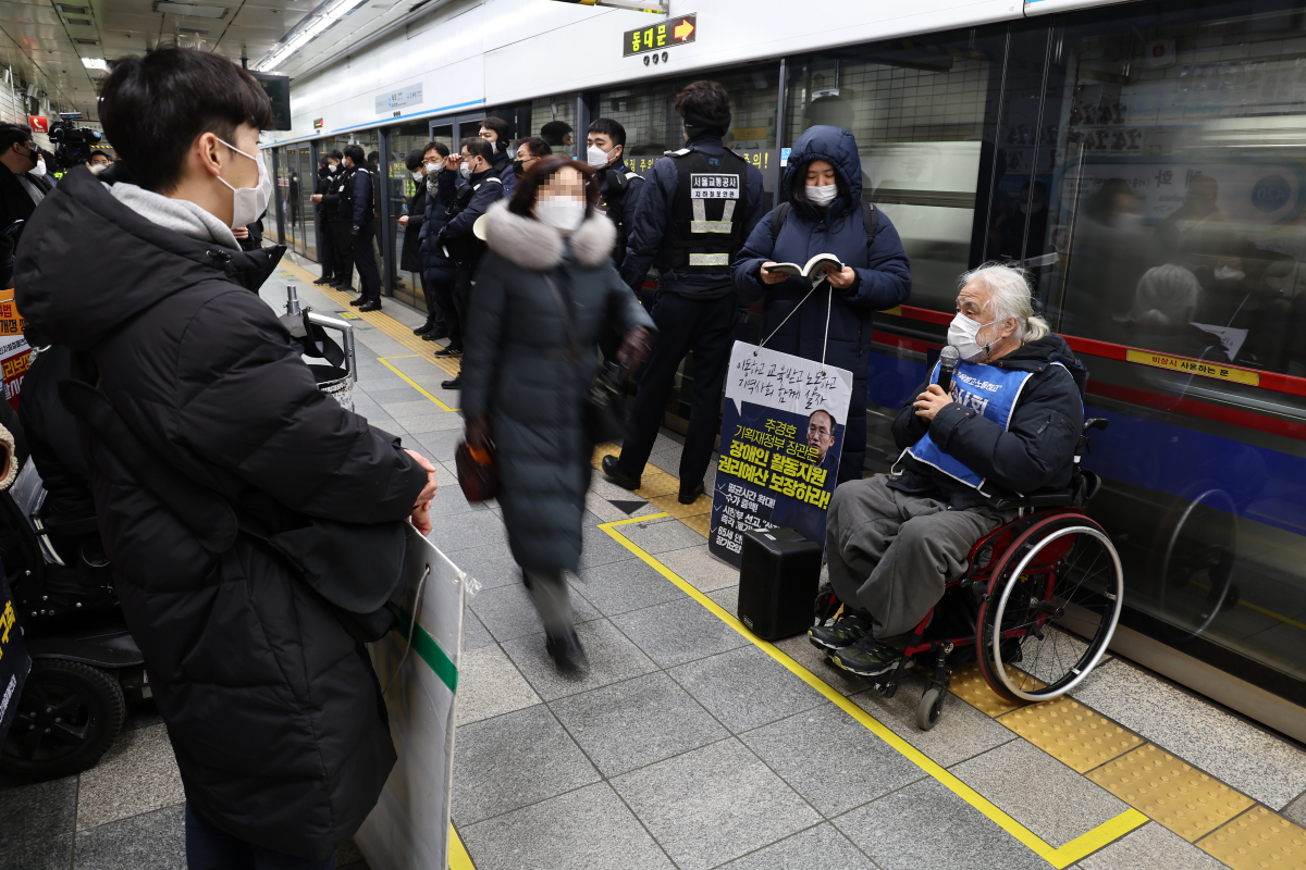 ▲25일 오전 서울 혜화역에서 전국장애인차별철폐연대(전장연)가 지하철 선전전을 이어가고 있다.  (연합뉴스)