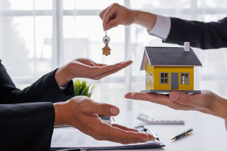 ▲최근 집값이 하락하면서 영끌족들의 고민이 깊어지고 있다.(게티이미지뱅크)