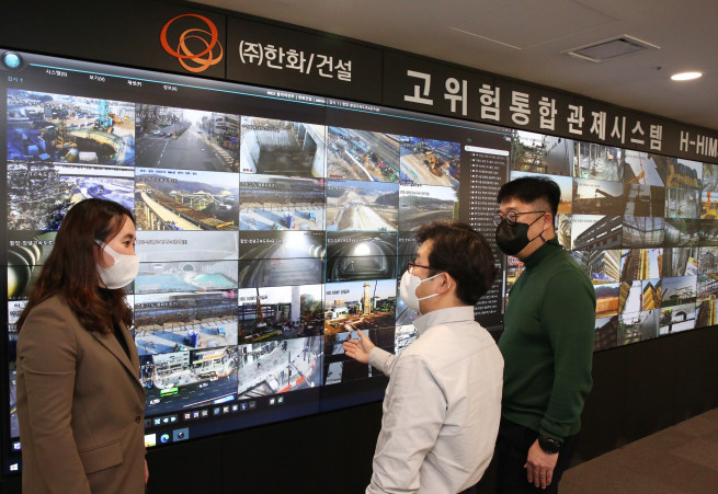 ▲㈜한화 건설부문이 구축한 고위험 통합관제시스템 모니터링룸에서 직원들이 모니터링을 하고 있다 (사진제공=㈜한화 건설부문)