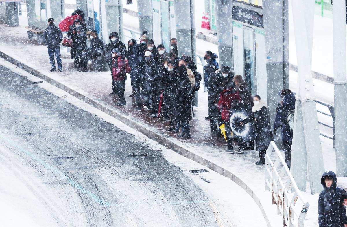 ▲26일 오전 대설주의보가 내려진 경기도 수원시 한 버스정류장에서 출근길 시민들이 버스를 기다리고 있다. 연합뉴스