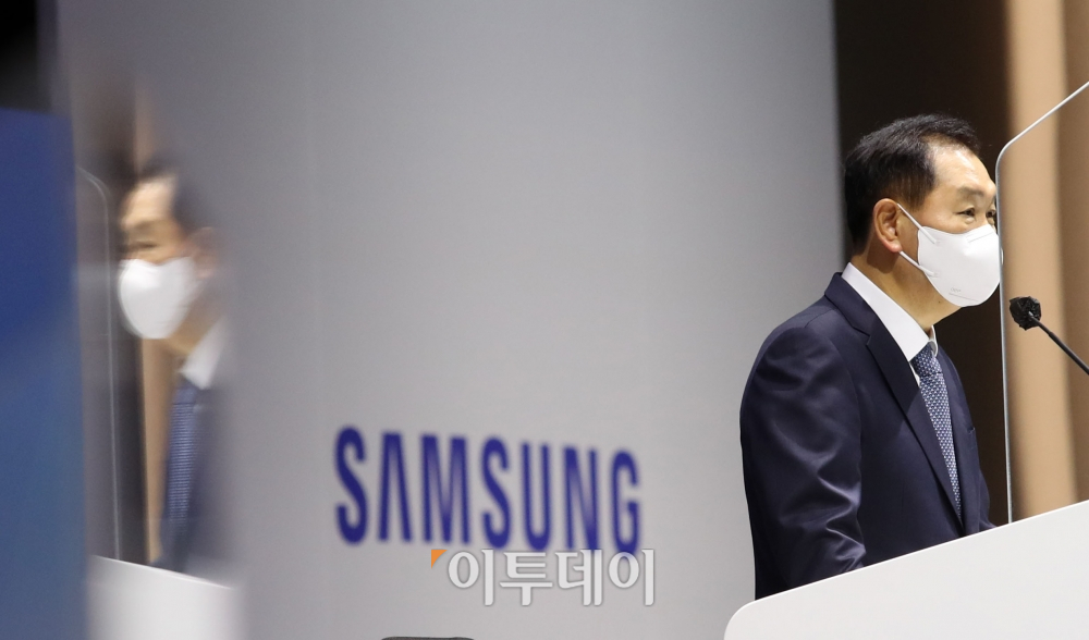 ▲지난해 1월 16일 경기도 수원시 수원컨벤션센터에서 열린 제53기 삼성전자 정기주주총회에서 한종희 삼성전자 대표이사 부회장(DX부문장)이 인사말을 하고 있다. 조현호 기자 hyunho@ (이투데이DB)