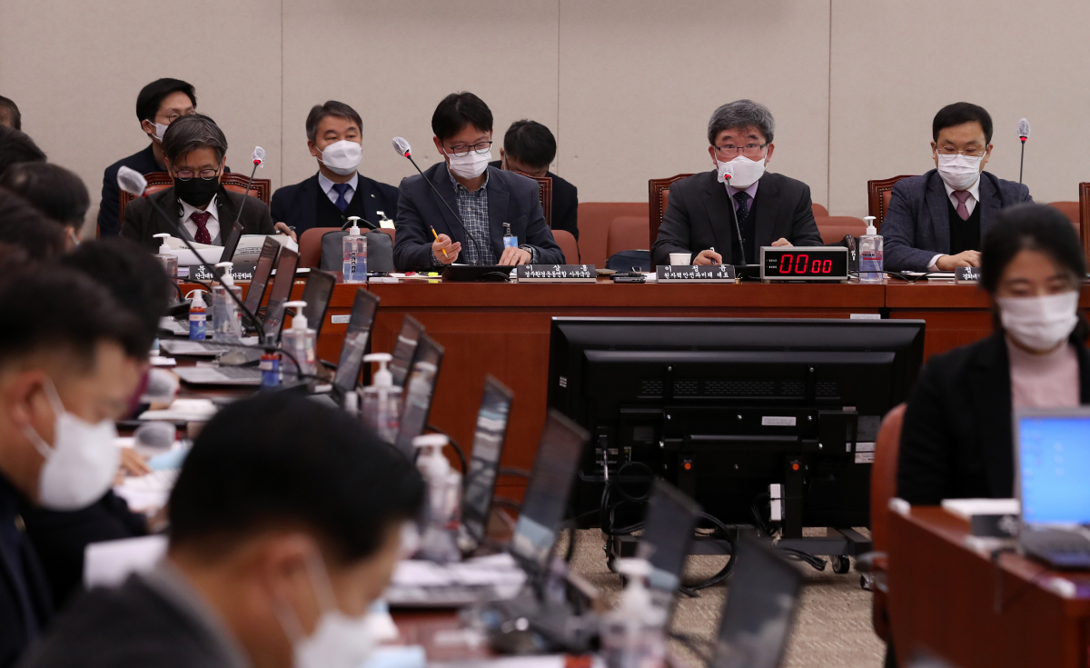 ▲이정윤 원자력안전과미래 대표가 26일 오전 국회 산업통상자원중소벤처기업위원회에서 열린 고준위 방사성폐기물 관리에 관한 특별법안 등에 대한 공청회에서 답변하고 있다. (뉴시스)