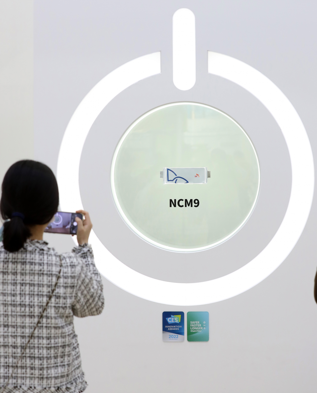 ▲지난해 3월 서울 강남구 코엑스A홀에서 열린 인터배터리 2022에서 SK온 홍보관을 찾은 관람객이 NCM9 배터리를 살펴보고 있다. 뉴시스