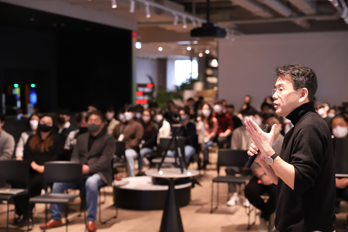 ▲강희석 SSG닷컴 대표이사가 '오픈 톡' 행사에 참석해 발표를 하고 있다. (사진제공=쓱닷컴)