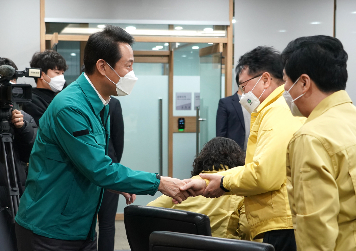 ▲오세훈 서울시장은 27일 25개 자치구청장과 ‘한파 대비 시·자치구 구청장 회의’를 열고 공동 대응에 나서기로 했다.  (자료제공=서울시)