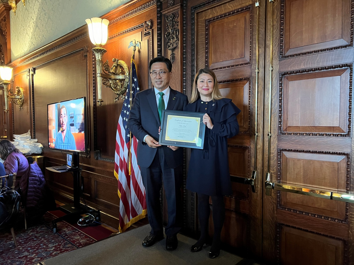 ▲지난해 12월 6일 미국 연방의회 도서관에서 열린 김치의 날 제정 촉구 홍보 행사에서 김춘진 한국농수산식품유통공사 사장(왼쪽)이 엘렌 박 뉴저지주 하원 의원에게 감사패를 전달한 후 기념 촬영을 하고 있다. (사진제공=한국농수산식품유통공사)