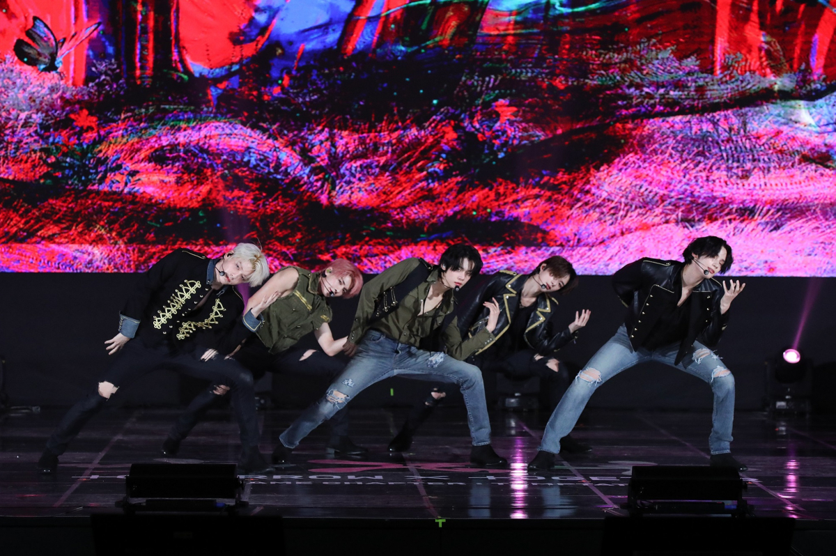 ▲그룹 투모로우바이투게더(TXT)가 26일 서울 강남구에서 열린 미니 5집 '이름의 장 : 템프테이션'(TEMPTATION) 발매 기념 쇼케이스에서 공연하고 있다. 사진제공 빅히트뮤직