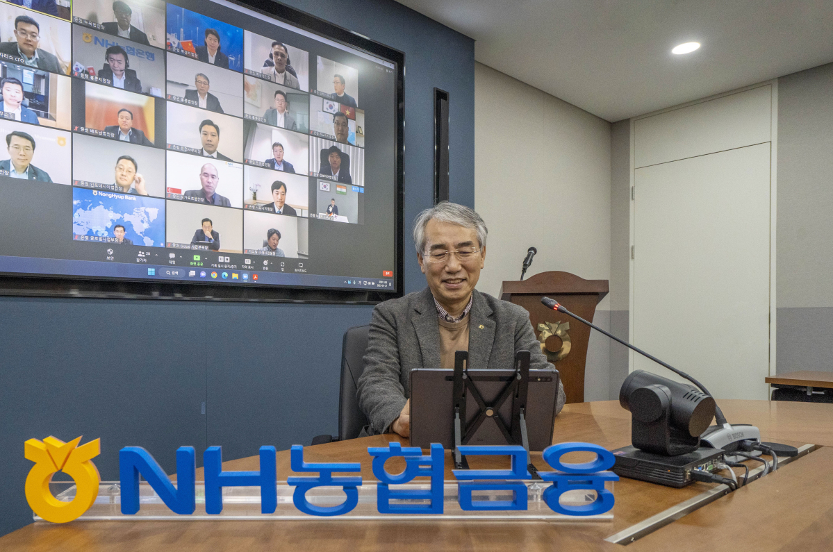 ▲27일 서울 중구 소재 NH농협금융지주 본사 회의실에서 개최된 농협금융해외점포장 신년간담회에서 이석준 농협금융 회장이 회의를 주재하고 있다. (사진제공=NH농협금융지주)