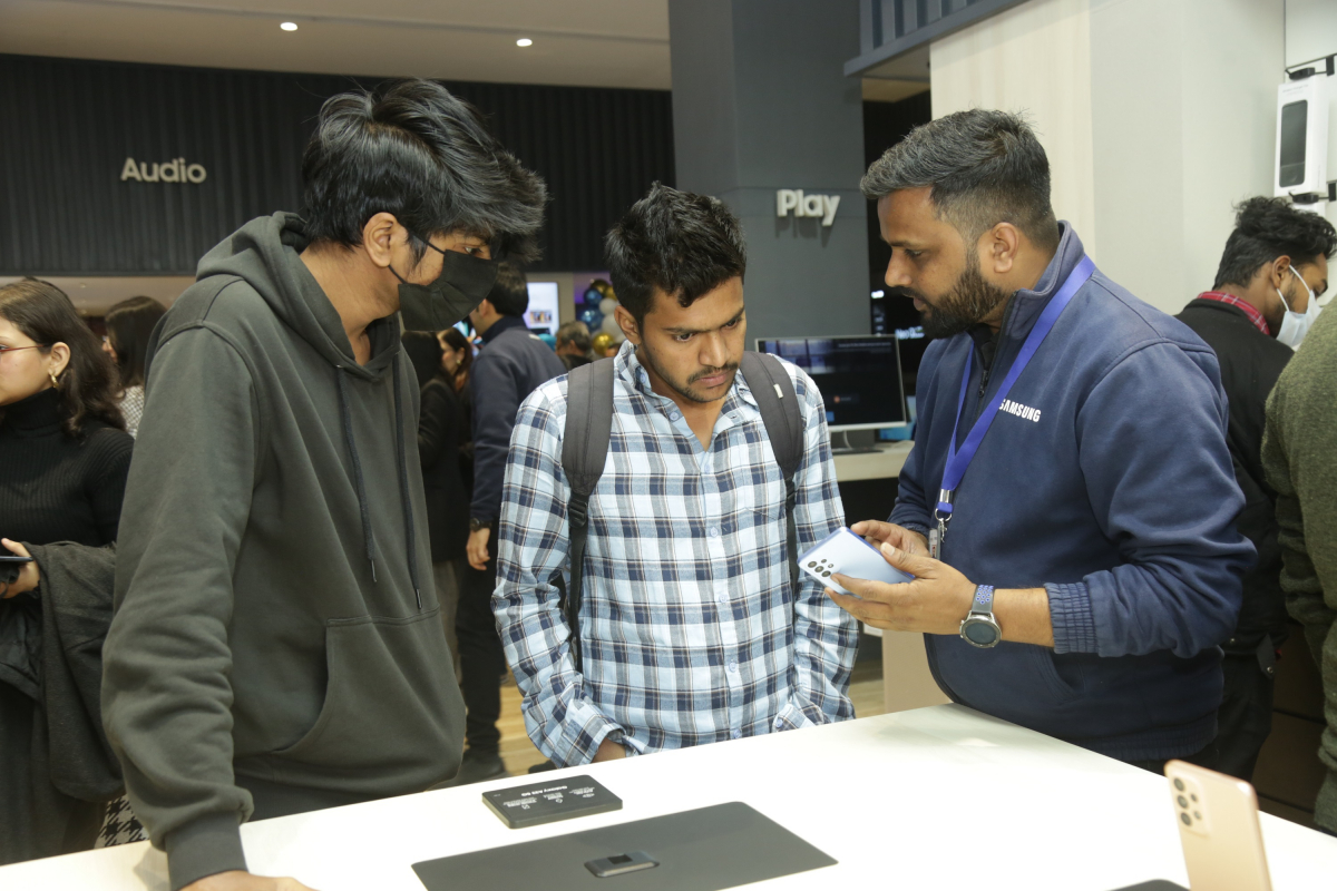 ▲인도 뉴델리 중심가에 신규 개장한 삼성 익스피리언스 스토어에 방문한 고객과 제품 설명 중인 매장 직원 (사진제공=삼성전자)