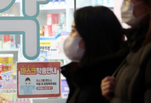 ▲코로나19 국내 발생 3년만에 실내 마스크 착용 '의무'가 '권고'로 완화된다. 20일 정부는 '오는 30일부터 의료기관, 대중교통, 감염취약시설 등을 제외한 실내에서 마스크 착용 의무를 권고로 완화한다'고 밝혔다. 이날 서울 시내에 마스크 의무화 정책 관련 안내문이 붙어있다.  (고이란 기자 photoeran@)