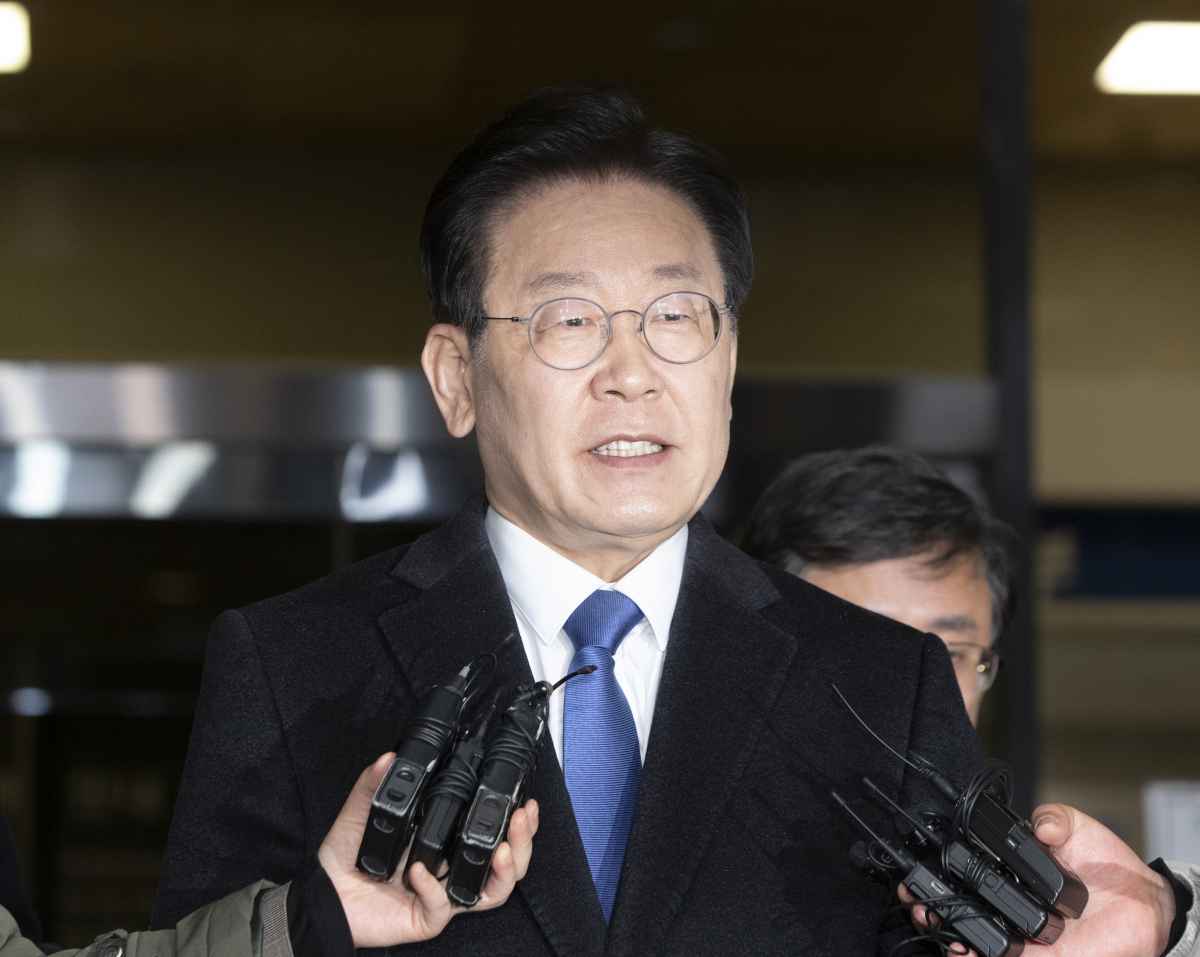 ▲28일 밤 서울 서초구 서울중앙지검에서 이재명 더불어민주당 대표가 소환조사를 마치고 기자질문에 답하고 있다. (뉴시스)