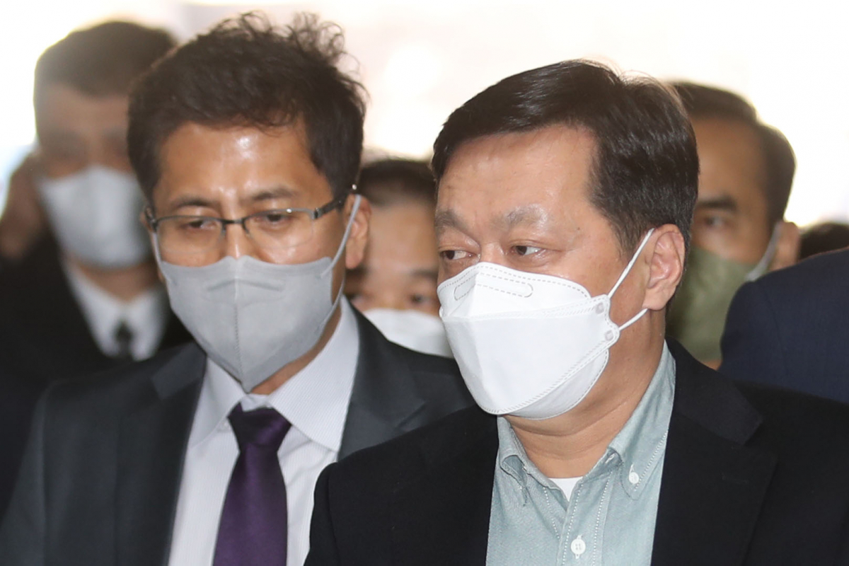 ▲정진상 더불어민주당 대표실 정책조정실장(오른쪽)이 서울 서초구 서울중앙지방법원에서 열린 구속 전 피의자 심문(영장실질심사)에 출석하고 있다. (뉴시스)