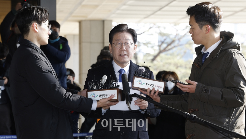 ▲이재명 더불어민주당 대표가 28일 오전 서울 서초구 서울중앙지방검찰청에 대장동·위례신도시 개발 특혜의혹 관련 검찰 조사를 받기 위해 출석하며 입장을 밝히고 있다.  조현호 기자 hyunho@ (이투데이DB)