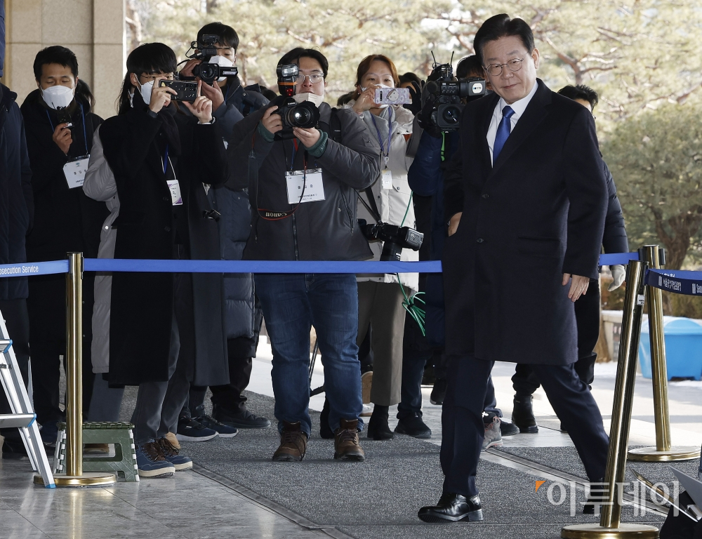 ▲이재명 더불어민주당 대표가 28일 오전 서울 서초구 서울중앙지방검찰청에 대장동·위례신도시 개발 특혜의혹 관련 검찰 조사를 받기 위해 출석하고 있다.  조현호 기자 hyunho@ (이투데이DB)