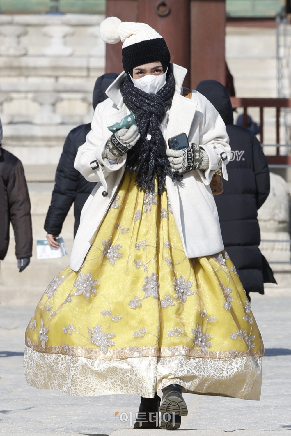 ▲ 서울 종로구 경복궁을 찾은 외국인 관광객이 발걸음을 재촉하고 있다. (조현호 기자 hyunho@)