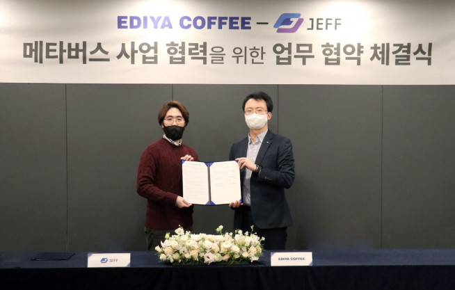 ▲노경탁 제프 대표(왼쪽)와 홍재범 이디야커피 상무가 전략적 업무협약을 체결했다고 30일 밝혔다.  (자료 = 제프)