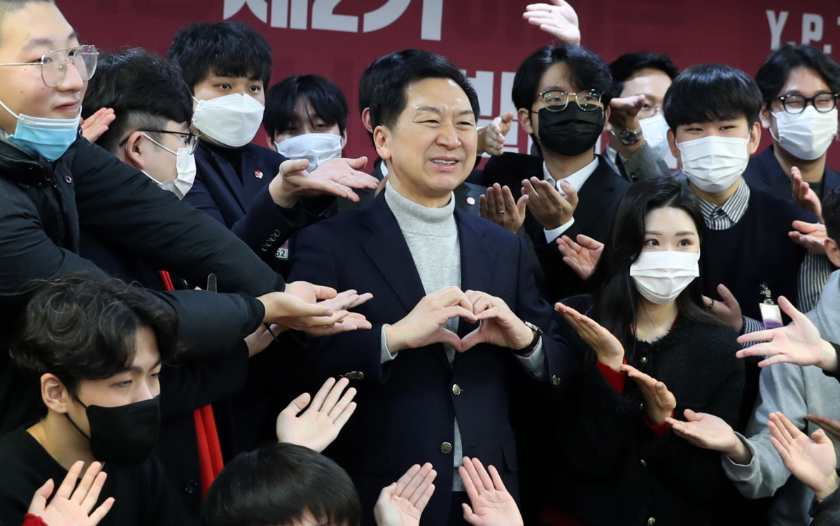 ▲[서울=뉴시스] 추상철 기자 = 국민의힘 당권주자인 김기현 의원이 29일 오전 서울 여의도 국회에서 열린 '청년 Y.P.T 발대식'에서 참석자와 함께 기념촬영을 하고 있다. 2023.01.29. scchoo@newsis.com