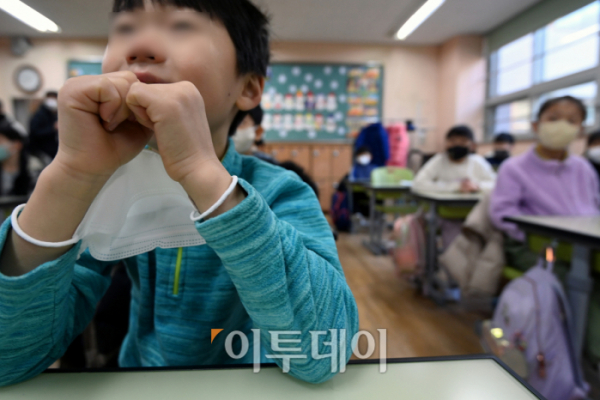 ▲서울 광진구 서울광장초등학교에서 한 학생이 마스크를 벗고 수업을 받고 있다.  (조현호 기자 hyunho@)