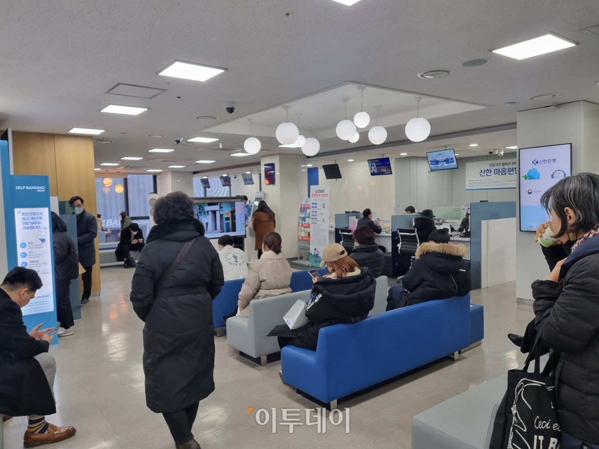 ▲은행 영업시간이 오후 4시까지로 연장된 첫날인 30일 오후 3시 30분께 서울 중구 신한은행 명동지점 모습. 고객 16명이 번호표를 뽑고 차례를 기다리고 있다. (유하영 기자 haha@)