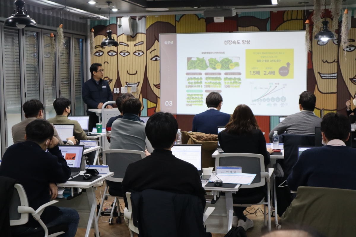 ▲26일 IBK창공 부산센터에서 열린 IR행사에서 ’지에스에프시스템’ 서민성 대표가 투자를 위한 기업 설명을 진행하고 있다. (사진제공=IBK기업은행)