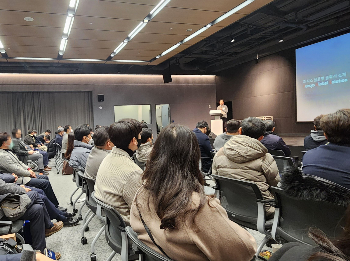 ▲퍼시스 본사가 지난 26일 퍼시스 유통 상생협의회 소속 대리점을 포함한 유통업체를 대상으로 ‘2023 유통망 간담회’를 열고 유통정책 변경과 관련해 설명하고 있다. (사진제공=퍼시스 유통망 상생협의회)