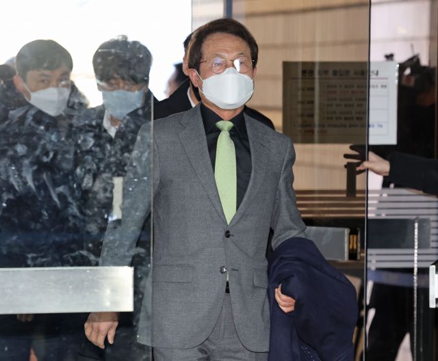 ▲해직 교사 부정 채용 의혹을 받는 조희연 서울시교육감이 27일 오후 서울 서초구 서울중앙지법에서 열린 1심 선고 공판에 출석하고 있다.  (연합뉴스)