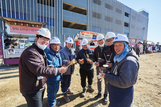 ▲(주)한화 건설부문 겨울 간식차 프로그램 진행 모습 (사진제공=(주)한화 건설부문)