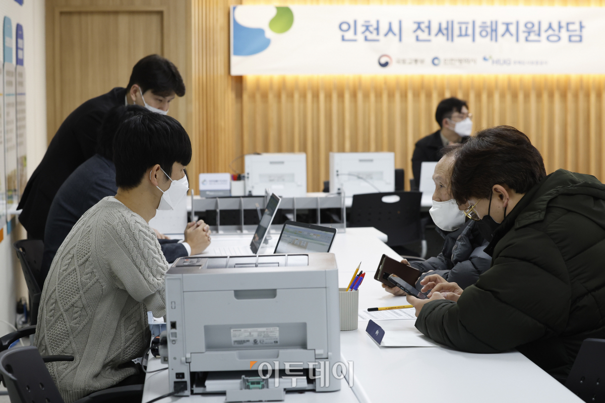 ▲인천 전세피해지원상담센터에서 한 시민이 신청서를 작성하고 있다 (조현호 기자 hyunho@)