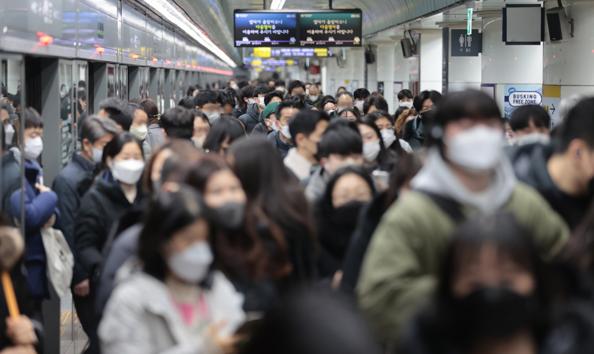 ▲실내마스크 착용 의무가 '권고'로 전환된 30일 오전 서울 5호선 광화문역 대합실에서 마스크를 착용한 시민들이 이동하고 있다. (연합뉴스)