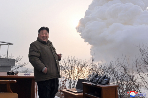 ▲조선중앙통신은 지난달 16일 김정은 국무위원장이 12월 15일 오전 서해위성발사장에서 대출력고체연료발동기 지상시험을 지도했으며 시험성공했다고 보도했다. (연합뉴스)