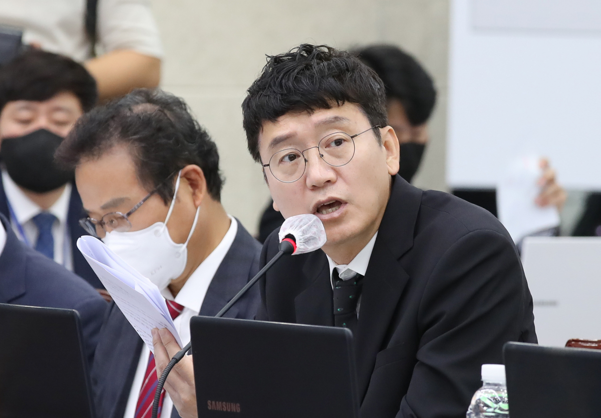 ▲[제주=뉴시스] 우장호 기자 = 김웅 국민의힘 의원이 21일 오전 제주도청 4층 탐라홀에서 열린 국회 행정안전위원회의 제주도 국정감사에서 질의하고 있다. 2022.10.21. woo1223@newsis.com