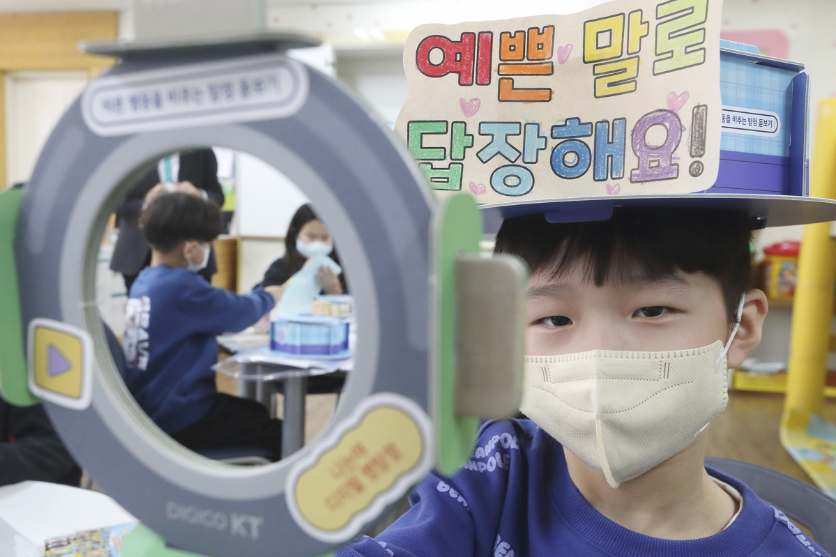 ▲KT가 경기도교육청 관내의 수원시 효동초등학교에서 저학년 학생들을 대상으로 진행 중인 디지털 시민 수업 현장을 공개했다. 사진은 효동초등학교 학생들이 전용 교구를 활용한 디지털 시민 교육에 참여하고 있다. (사진제공=KT)