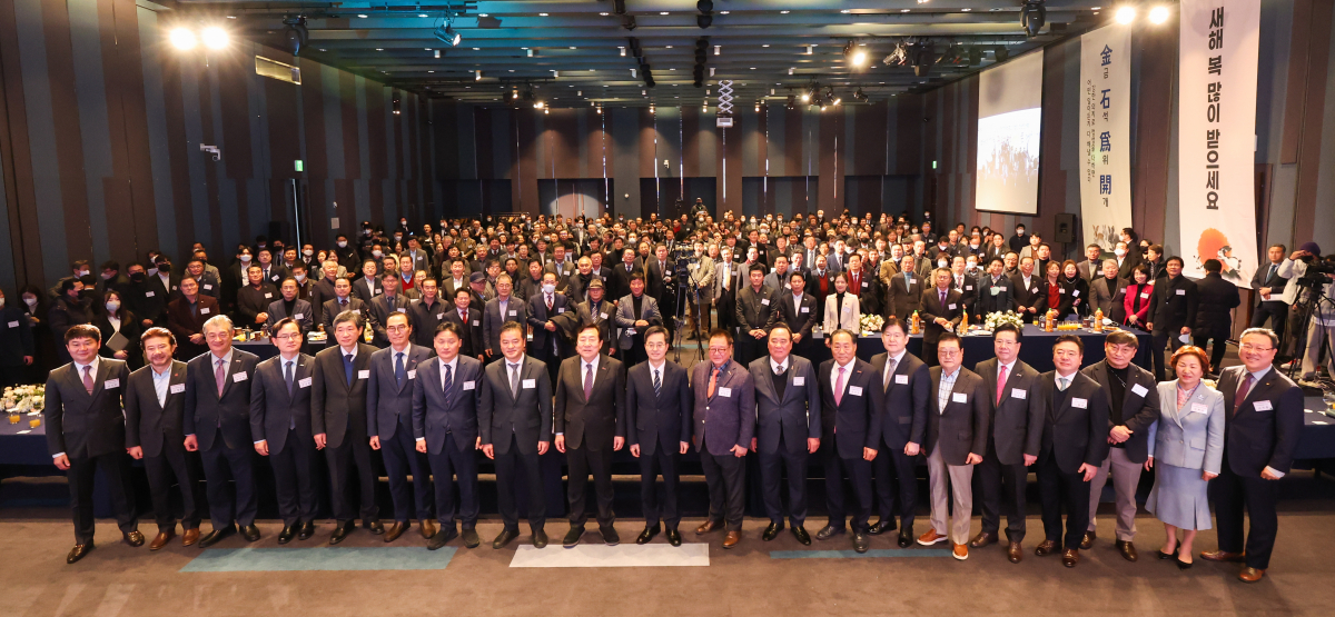 ▲31일 경기 수원 라마다프라자호텔에서 열린 '2023 경기지역 중소기업인 신년인사회'에서 (왼쪽 7번째부터) 김영진 국회의원, 임종성 국회의원, 김기문 중기중앙회장, 김동연 경기도지사 등 참석자들이 기념촬영을 하고 있다. (사진제공=중소기업중앙회)