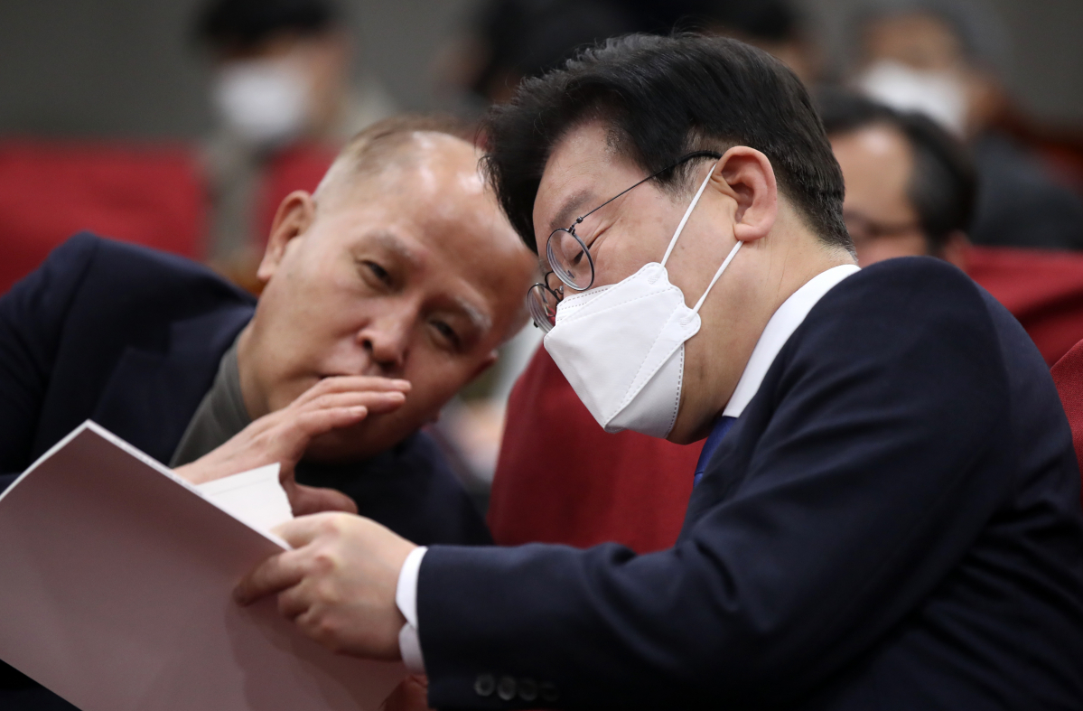 ▲이재명 더불어민주당 대표가 31일 오전 서울 여의도 국회 의원회관에서 열린 부실·미분양주택 매입 임대 전환 긴급 토론회에서 이용우 의원과 대화하고 있다.  (국회사진기자단)