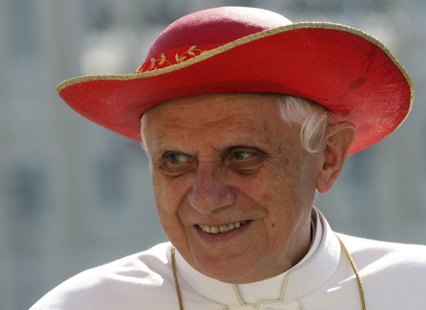 ▲베네딕토 16세 전 교황이 2006년 9월 6일 베드로 광장에서 신자들과 만나고 있다. 바티칸/AP뉴시스
