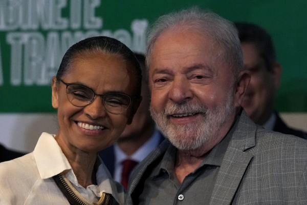 ▲루이스 이나시우 룰라 다시우바(오른쪽) 브라질 대통령이 지난달 29일(현지시간) 마리나 시우바 환경장관 지명자와 사진을 찍고 있다. 브라질리아/AP뉴시스

