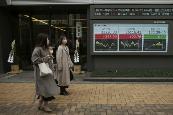 ▲2022년 12월 30일 일본 도쿄의 한 증권사 전광판 앞을 시민들이 지나고 있다. 도쿄/AP뉴시스