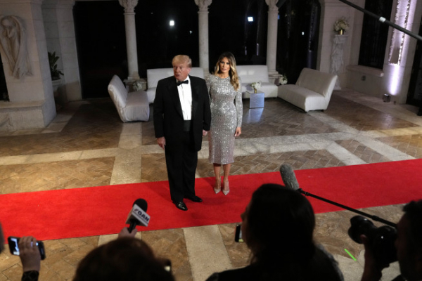 ▲도널드 트럼프 전 대통령과 그의 부인 멜라니아 트럼프 여사가 지난해 12월 31일(현지시간) 플로리다 자택인 마러라고 리조트에서 개최한 새해 전야 파티에 도착했다. 팜비치(미국)/AP뉴시스 