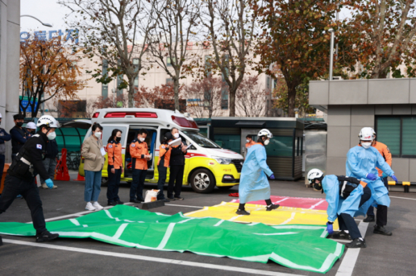 ▲구로구는 지난 11월 22일 CJ공장에서 실시한 ‘재난대응 안전한국훈련’을 통해 화재, 침수피해 등 대형 재난 상황을 가정한 종합훈련을 진행했다. (사진제공=구로구)