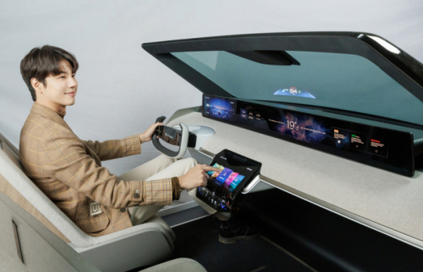 ▲LG디스플레이가 CES 2023에서 혁신적 차량용 디스플레이를 대거 공개한다. 사진은 P-OLED로 구성된 디지털 콕핏 모습. (사진제공=LG전자)
