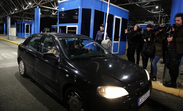 ▲크로아티아 국경 검문 경찰이 1일(현지시간) 마지막으로 슬로베니아 국경 차단봉을 올리고 있다. 브레가나(크로아티아)/EPA연합뉴스
