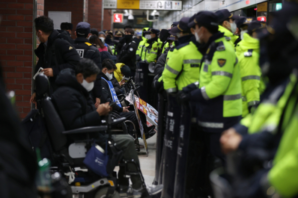 ▲전국장애인차별철폐연대(전장연) 회원들이 2일 오전 서울 지하철 4호선 삼각지역 승강장에서 지하철 탑승을 시도하는 가운데 경찰이 배치돼 있다.  (연합뉴스)