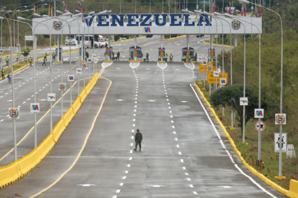 ▲1일(현지시간) 베네수엘라 타치라주 샌안토니오에 있는 티엔디타스 다리 앞에서 한 군인이 걷고 있다. 샌안토니오/AP뉴시스