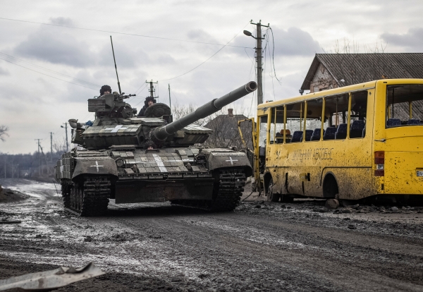 ▲우크라이나군이 지난달 30일 탱크를 몰고 도네츠크 지역을 지나고 있다. 도네츠크(우크라이나)/로이터연합뉴스
