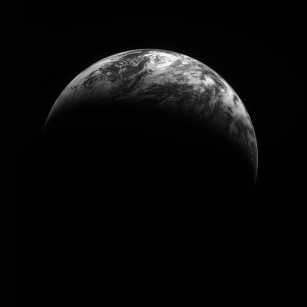 ▲1일 오후 3시54분 다누리가 달 상공 117km에서 촬영한 지구 사진.  (사진제공=한국항공우주연구원)